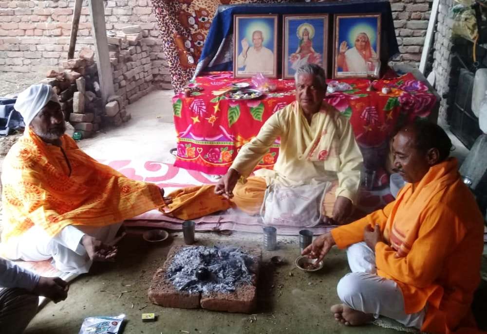 In Mahoba, Alauddin presented the example of unity by offering invitations in the Havan Yagya