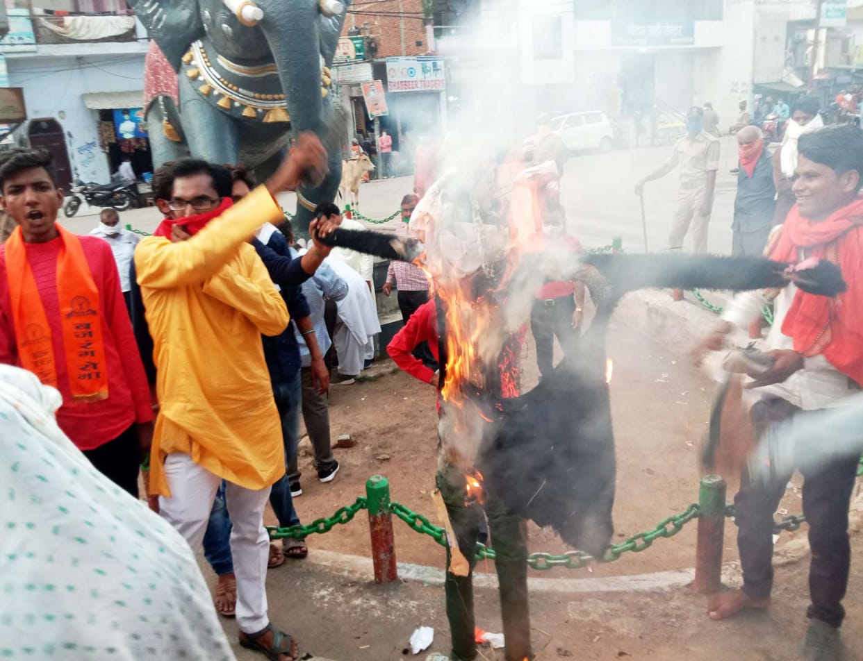 Bajrang army burnt effigy of Chinese President in Mahoba