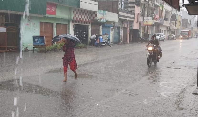 It rained heavily on Sunday morning, then cloudy sometimes sunny