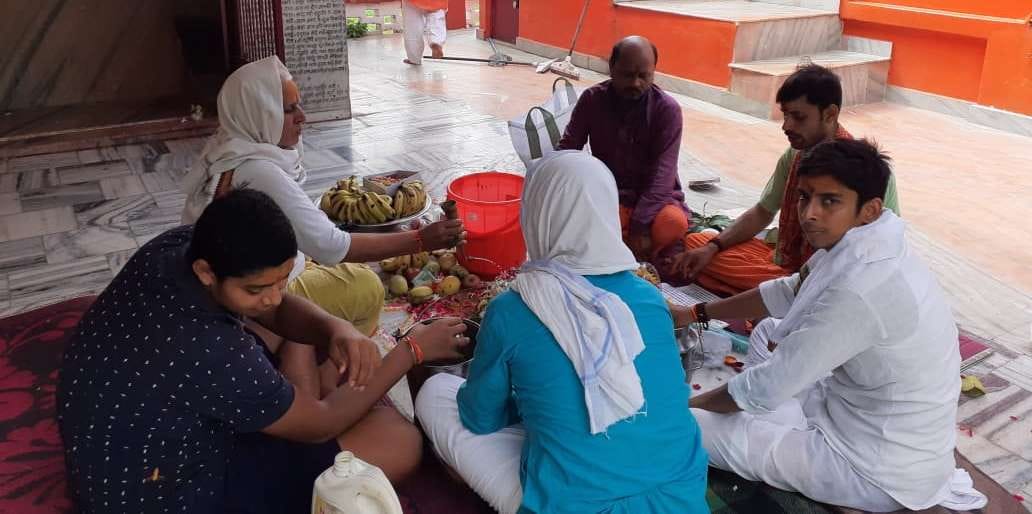 Worship of Guru and Hari in homes