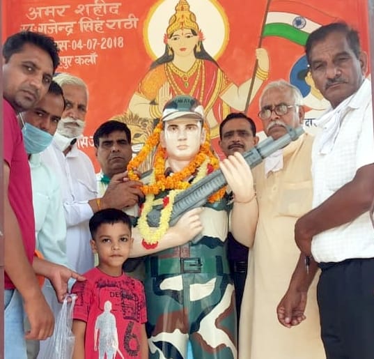 Ex-soldiers paid tribute to the martyrs