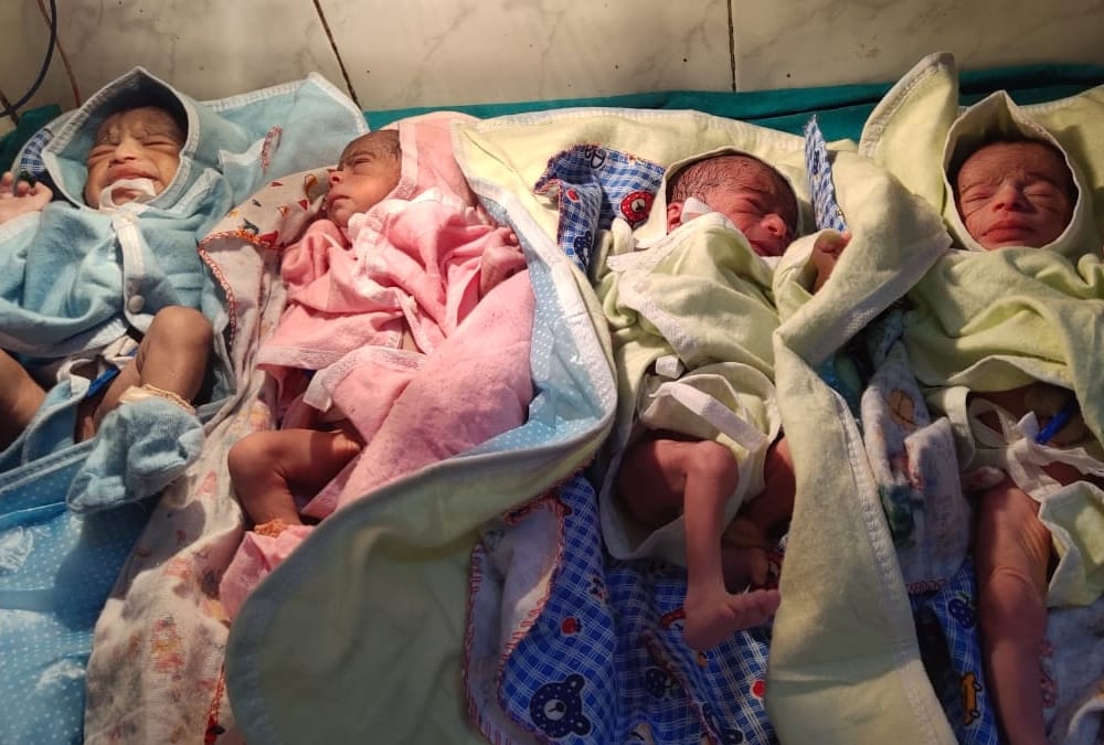 A woman gives birth to four children in Gonda.