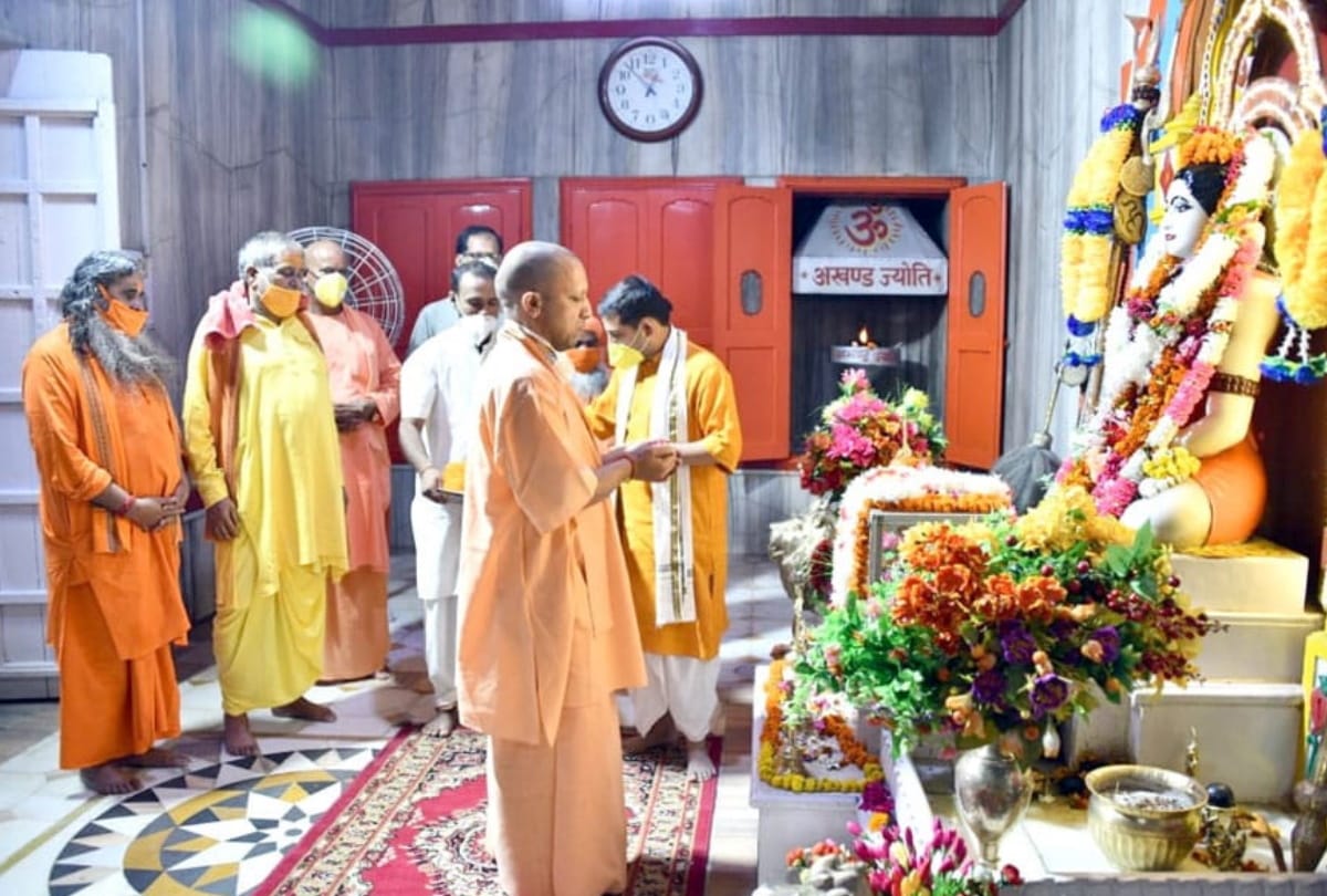 CM Yogi Adityanath visit in gorakhnath temple at gorakhpur