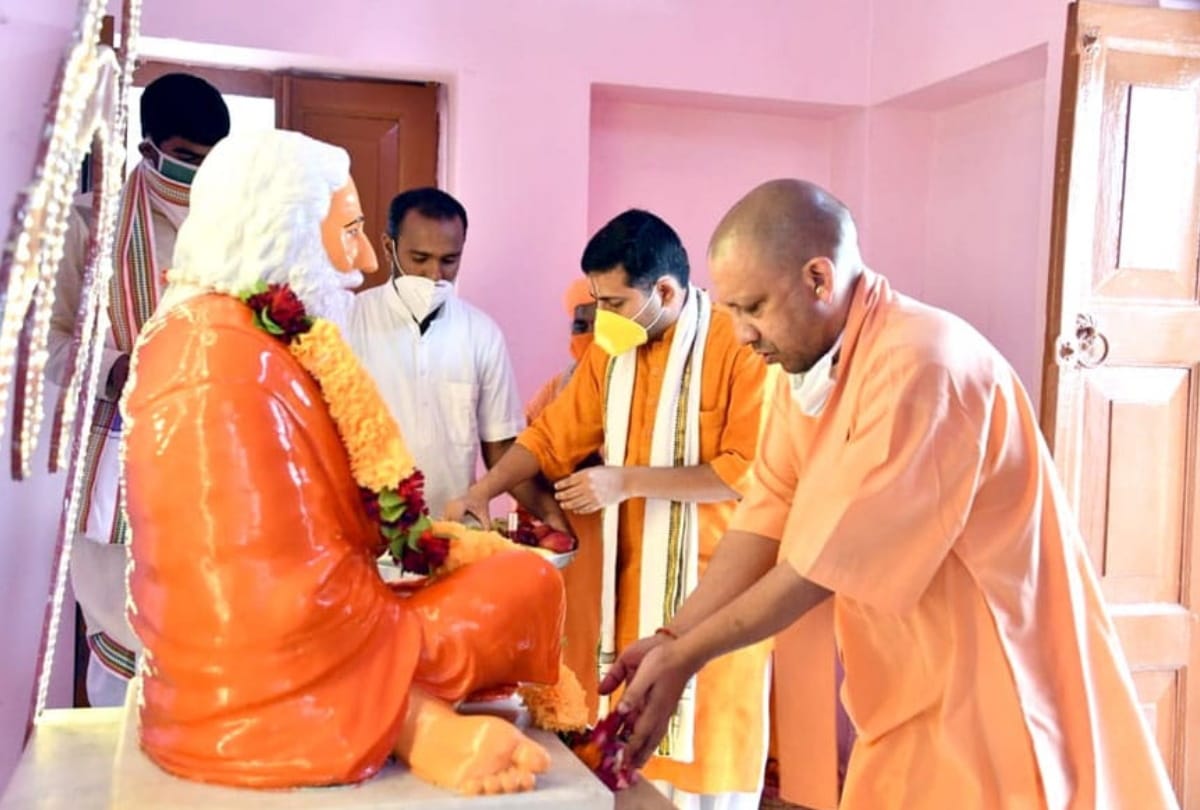 CM Yogi Adityanath visit in Gorakhnath temple during guru purnima 2020