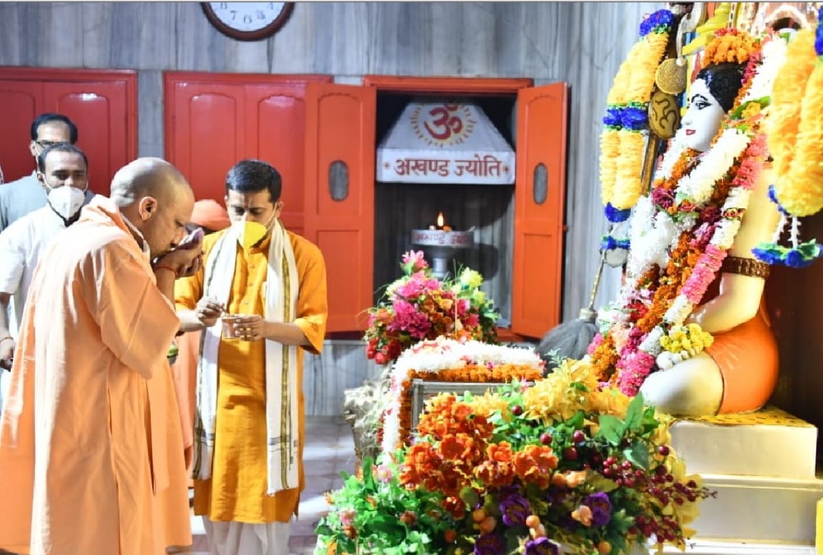 CM Yogi Adityanath visit in Gorakhnath temple during guru purnima 2020