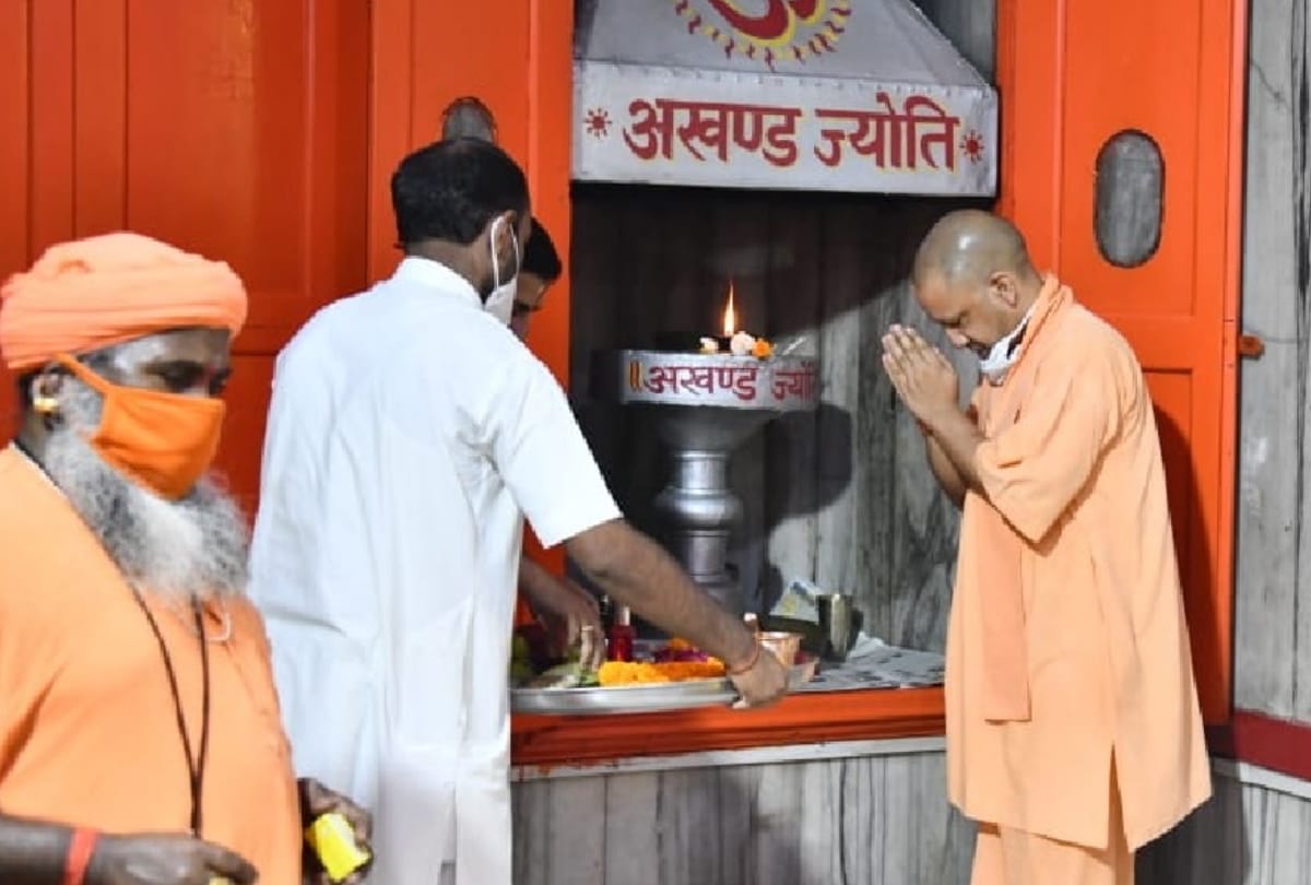 CM Yogi Adityanath visit in Gorakhnath temple during guru purnima 2020