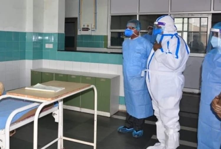 cm manohar lal arrives in isolation ward wearing PPE kit to know about the health of corona patients