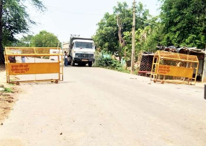 District Panchayat contractor's henchmen recovering on highway in Mahoba