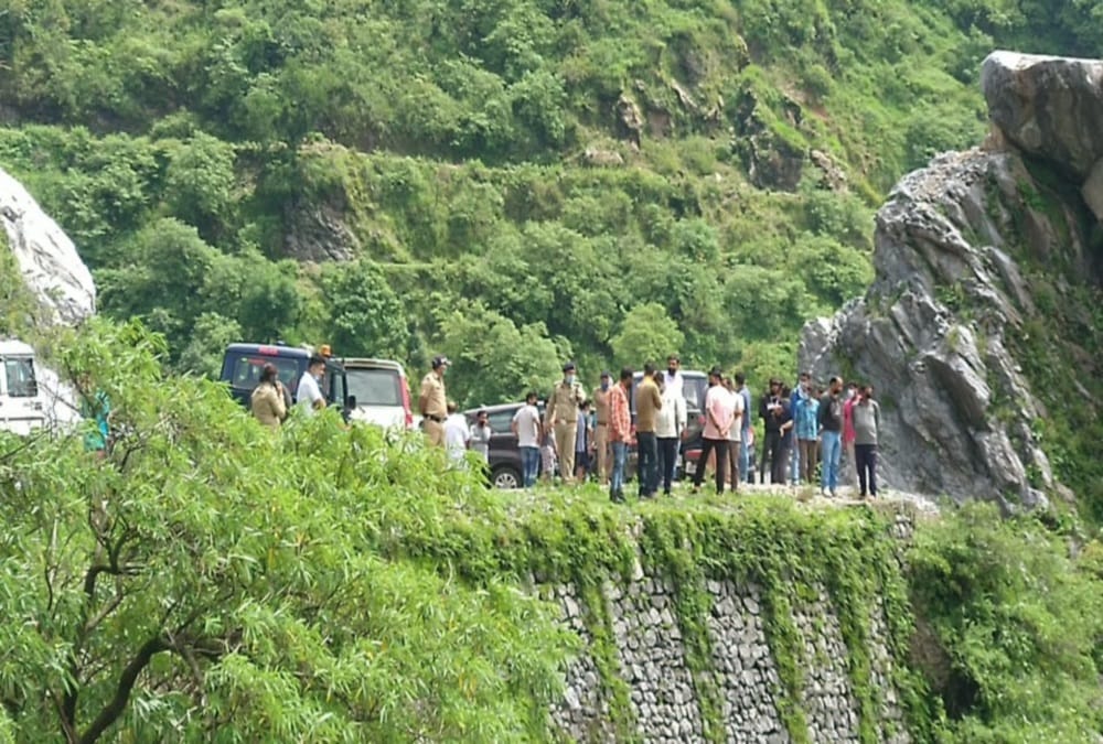 car falls into ditch in uttarkashi, Two killed , three injured