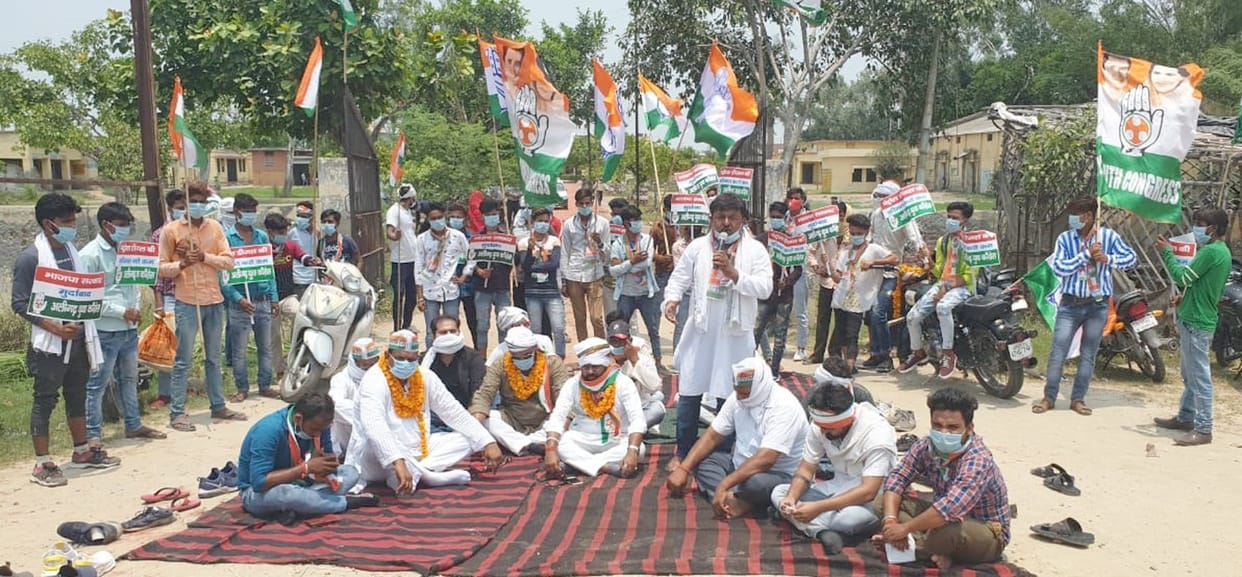 Congressmen demonstrated on price hike in petrol and diesel