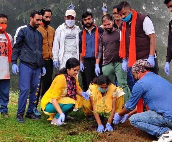 Bajrang Dal carried out a cleanliness drive on Chandak Road