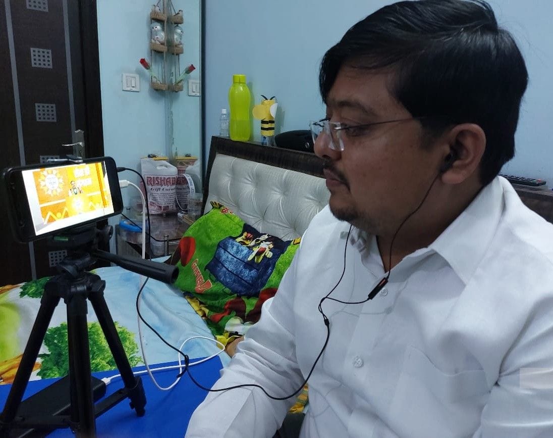 Hathras: Praised the work done in the Corona period, the matter of waiving fees reached the state