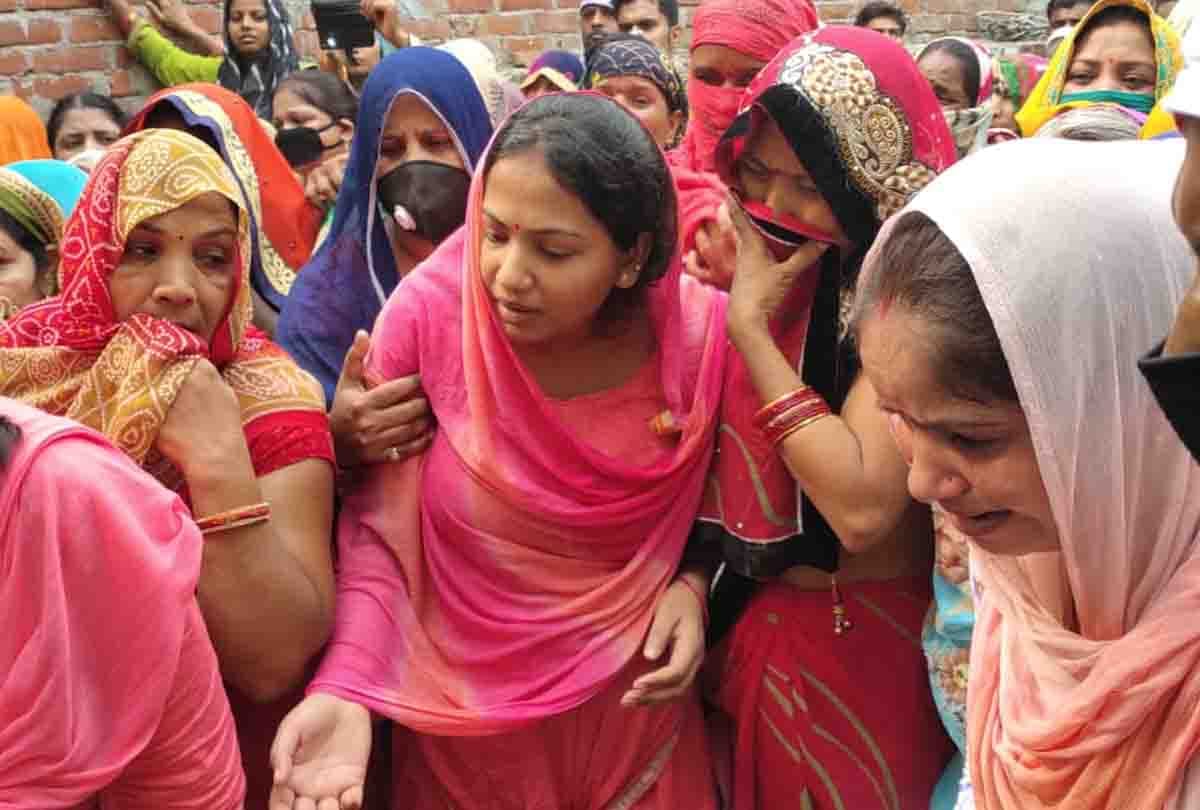 Auraiya :Mass gathering at martyr's funeral