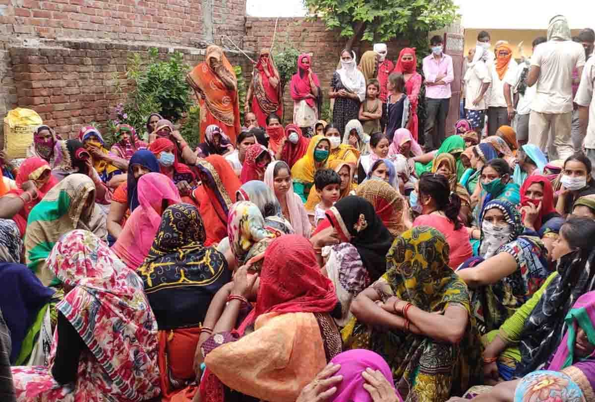 Auraiya :Mass gathering at martyr's funeral