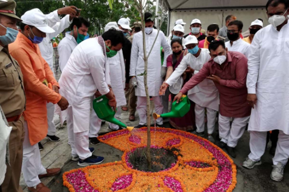 Energy Minister Shrikant Sharma started the plantation festival in Meerut Saharanpur division with a resolve to conserve the environment
