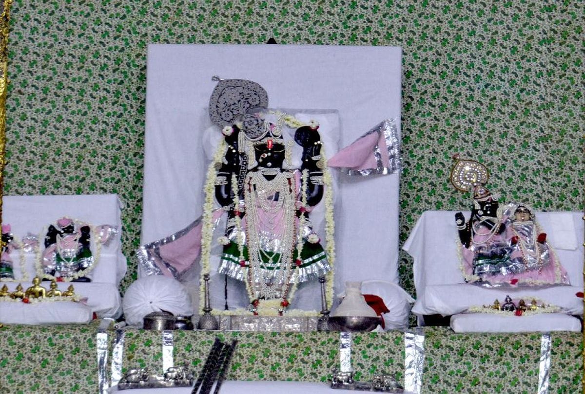 Rajadhiraj Dwarkadhish Will Not Sit In Golden Silver Carousel
