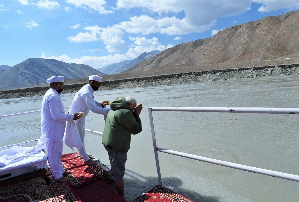 PM modi offer prayers to sindhu river with gorakhpur Rakesh Chaubey during his visit to leh ladakh