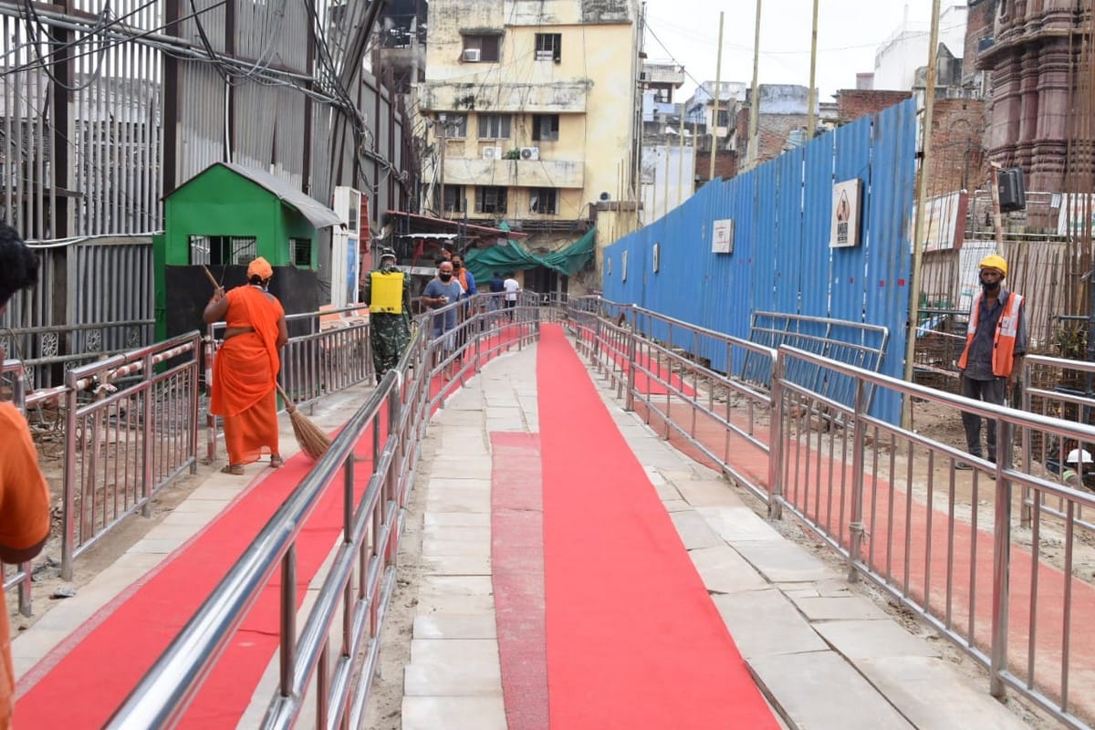 savan 2020 red carpet laid by devotees at Kashi Vishwanath temple in varanasi