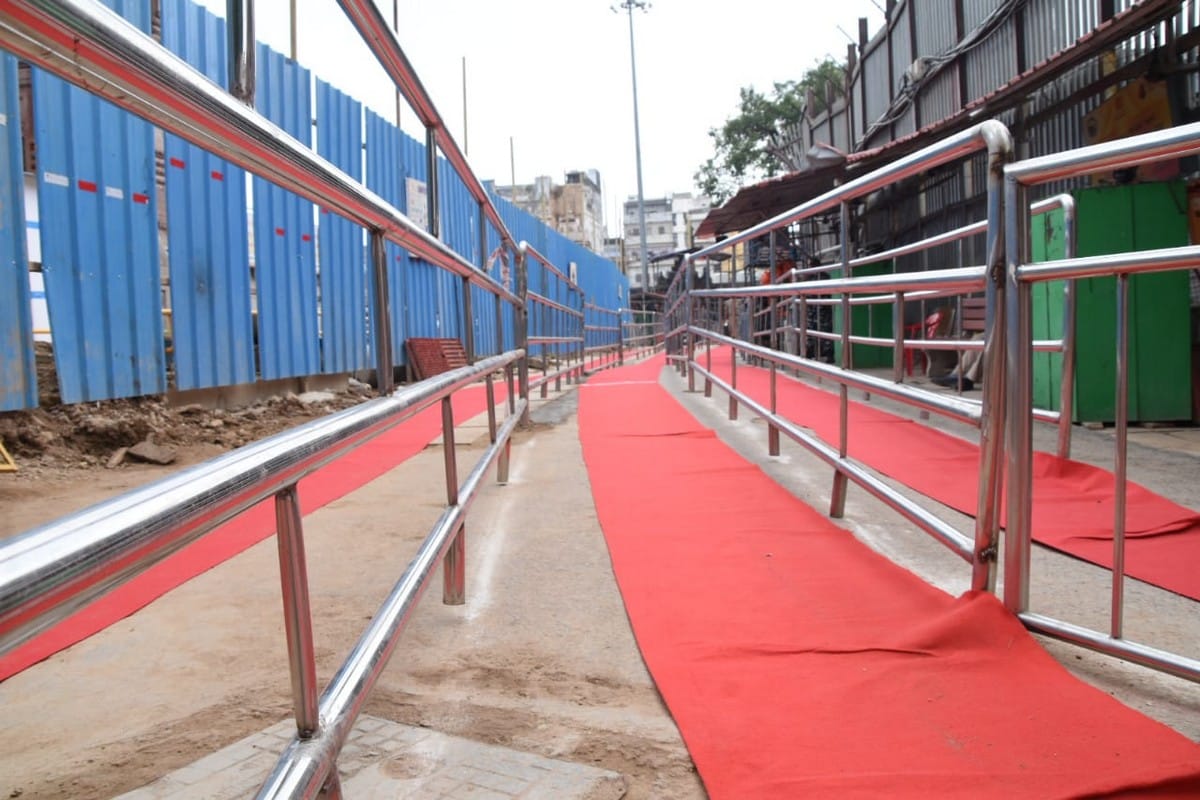 savan 2020 red carpet laid by devotees at Kashi Vishwanath temple in varanasi