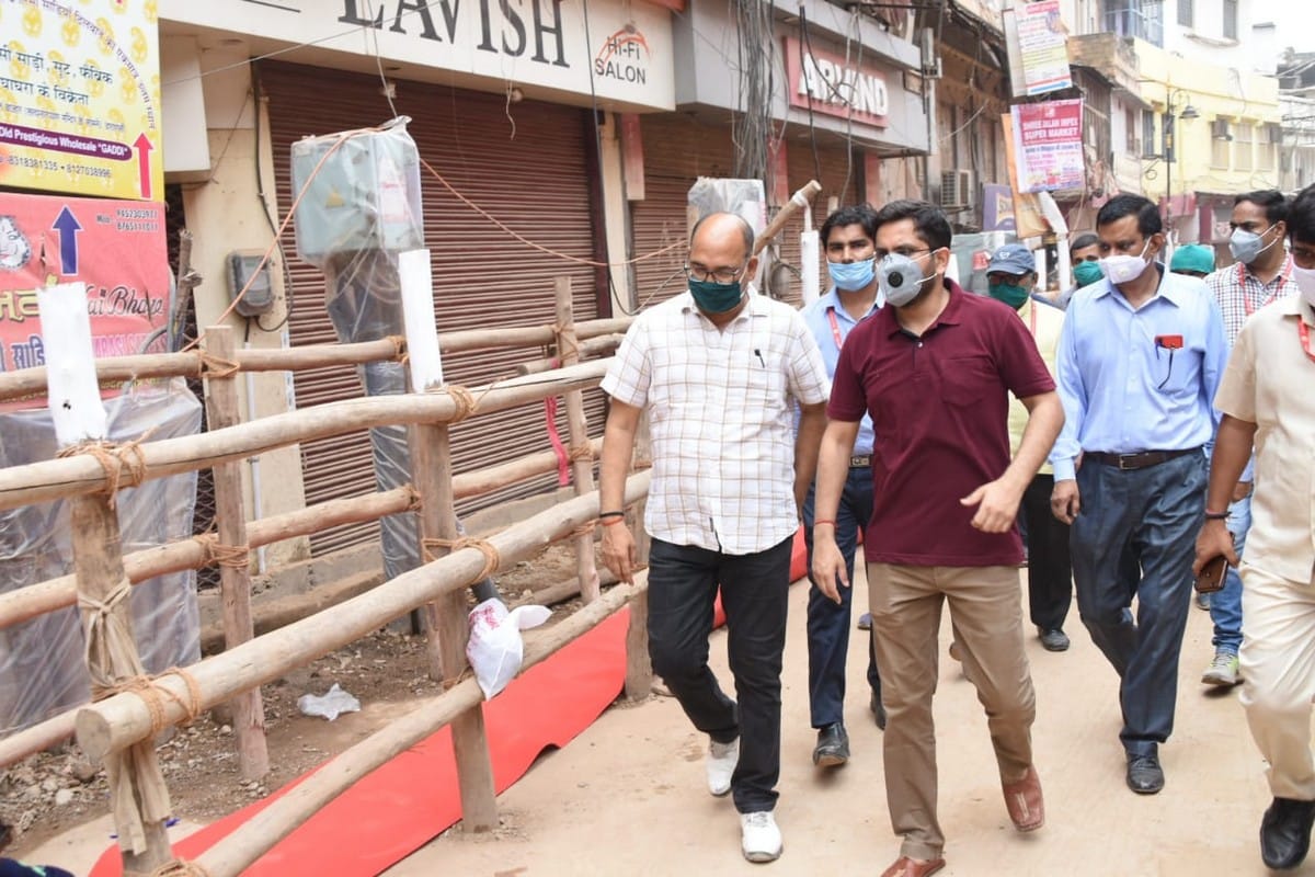 savan 2020 red carpet laid by devotees at Kashi Vishwanath temple in varanasi