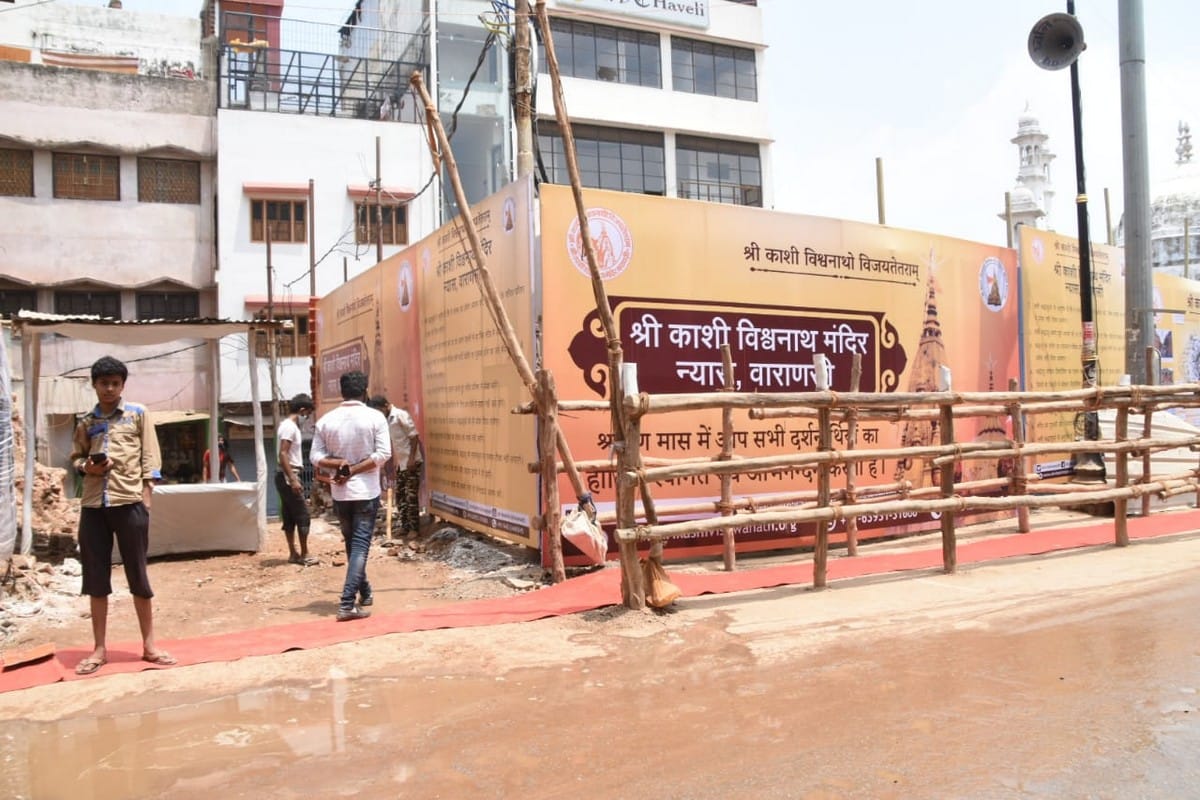 savan 2020 red carpet laid by devotees at Kashi Vishwanath temple in varanasi