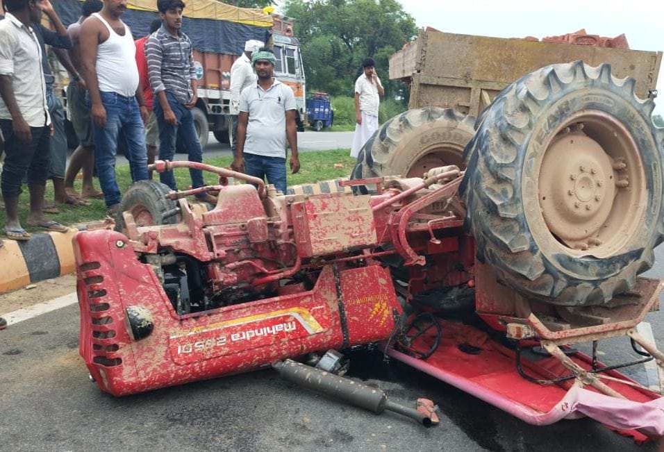 Tractor collided with divider, four people injured