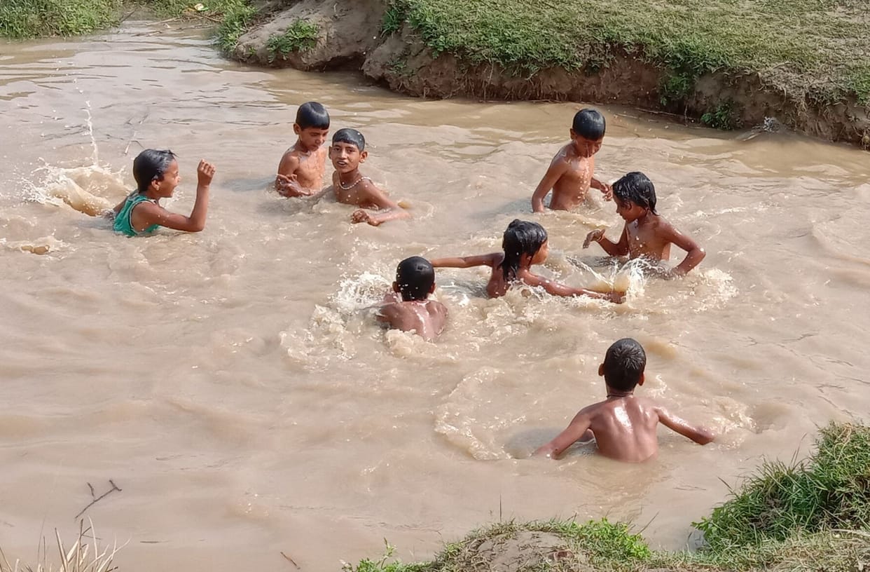 umas se poore din pareshaan rahe log