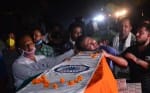 नई मंडी के बीएसएफ जवान का पार्थिव शरीर लाए जाने के बाद बिलखते परिजन।
