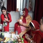 कॉलोनी के मंदिर में पूजा करतीं महिलाएं