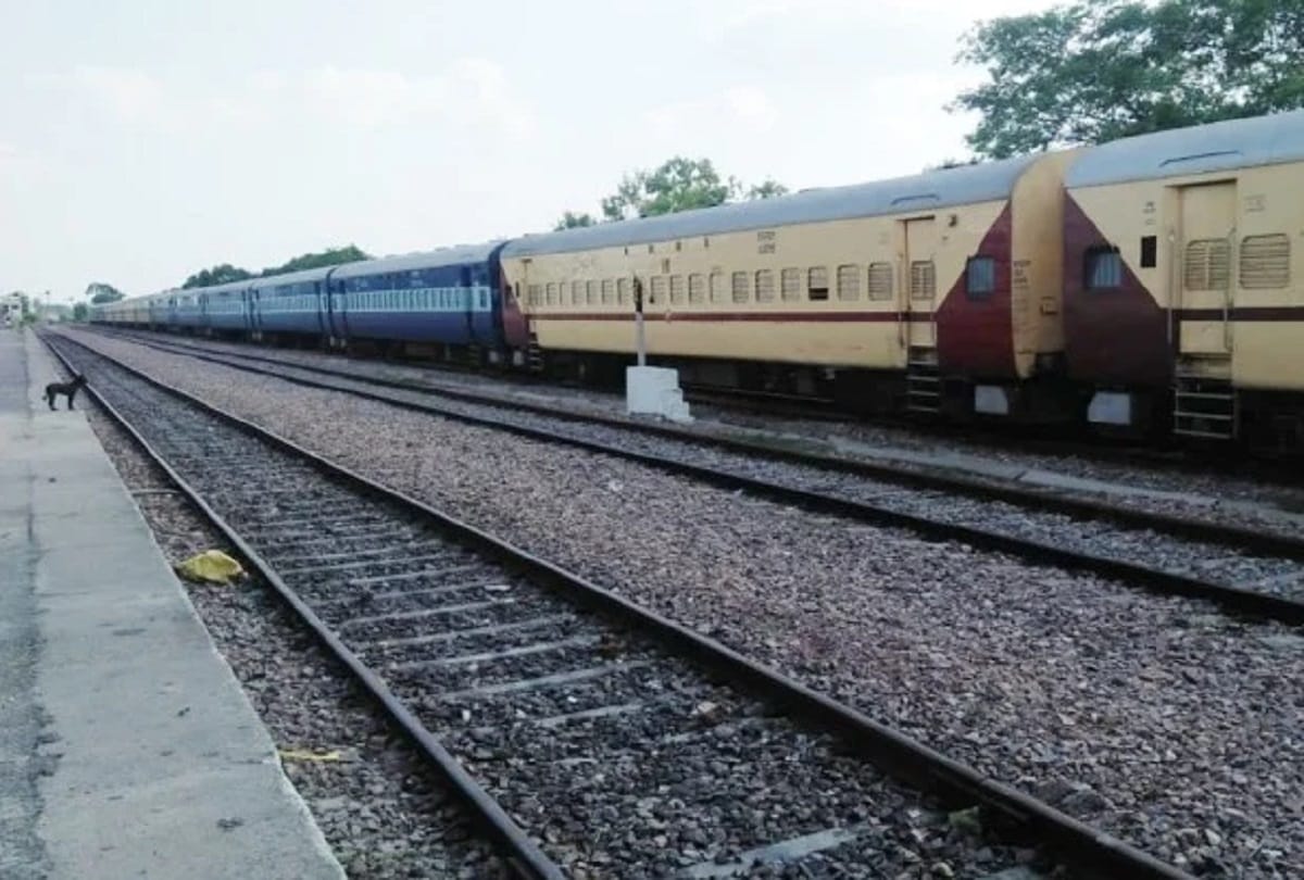 Station master and constable kept sleeping, thieves ran away with 37 batteries from shramik express