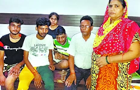 Looted at Fatehganj Western's transporter's house, took property worth 1.5 million