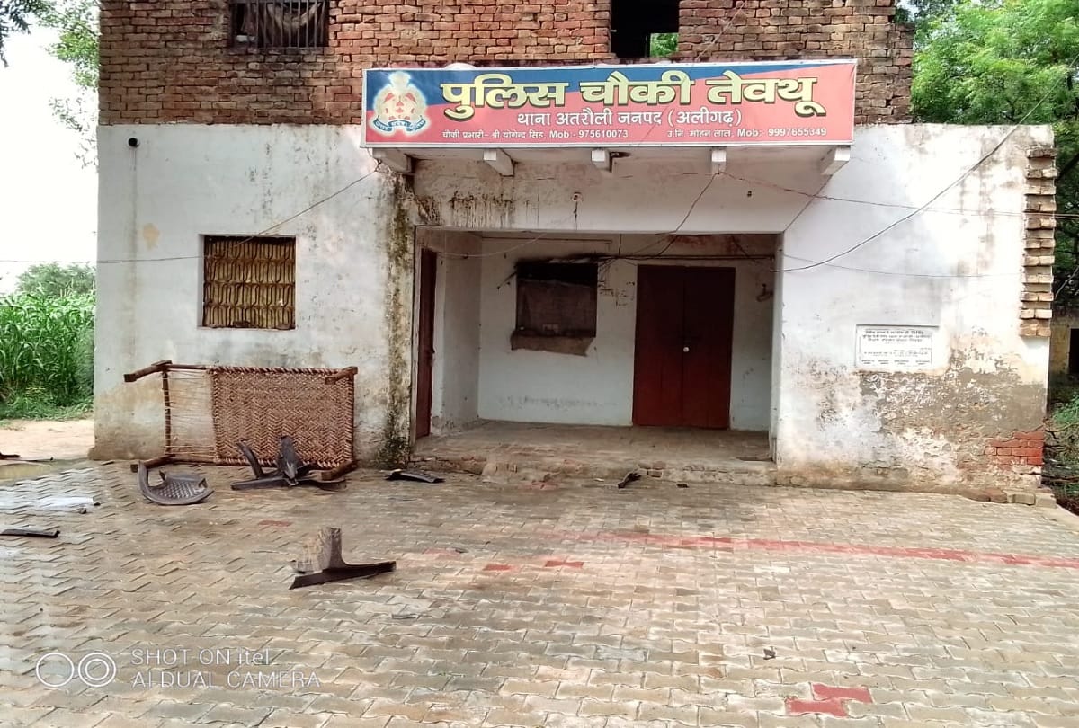 two drunk miscreants create chaos in atrauli police station aligarh