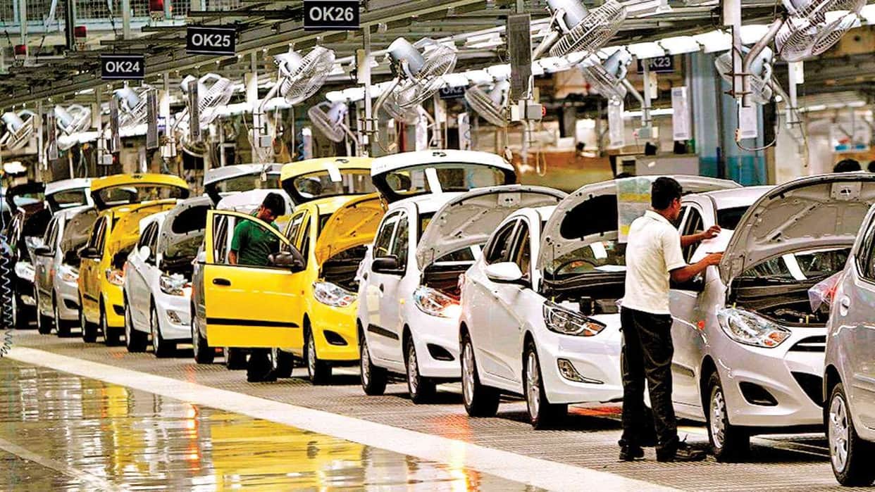 To improve the condition of the Indian auto industry, manufacturer companies will offer customers discounts and employees bonuses