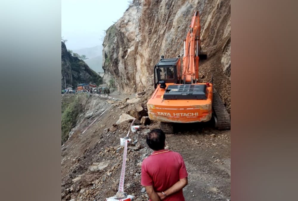 Badrinath Highway become very narrow, Big vehicle movement Stopped from Kaudiyala to Devprayag