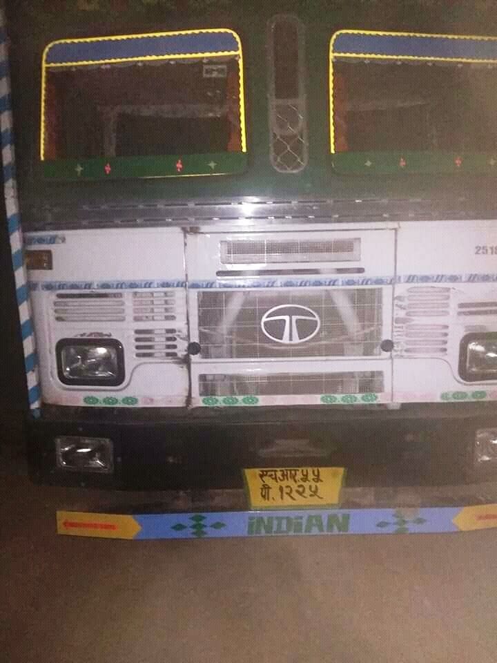 Hathras: The people carrying the cow dynasty in the container fired on the garrison incharge and police personnel, leaving the container filled with the cow dynasty.
