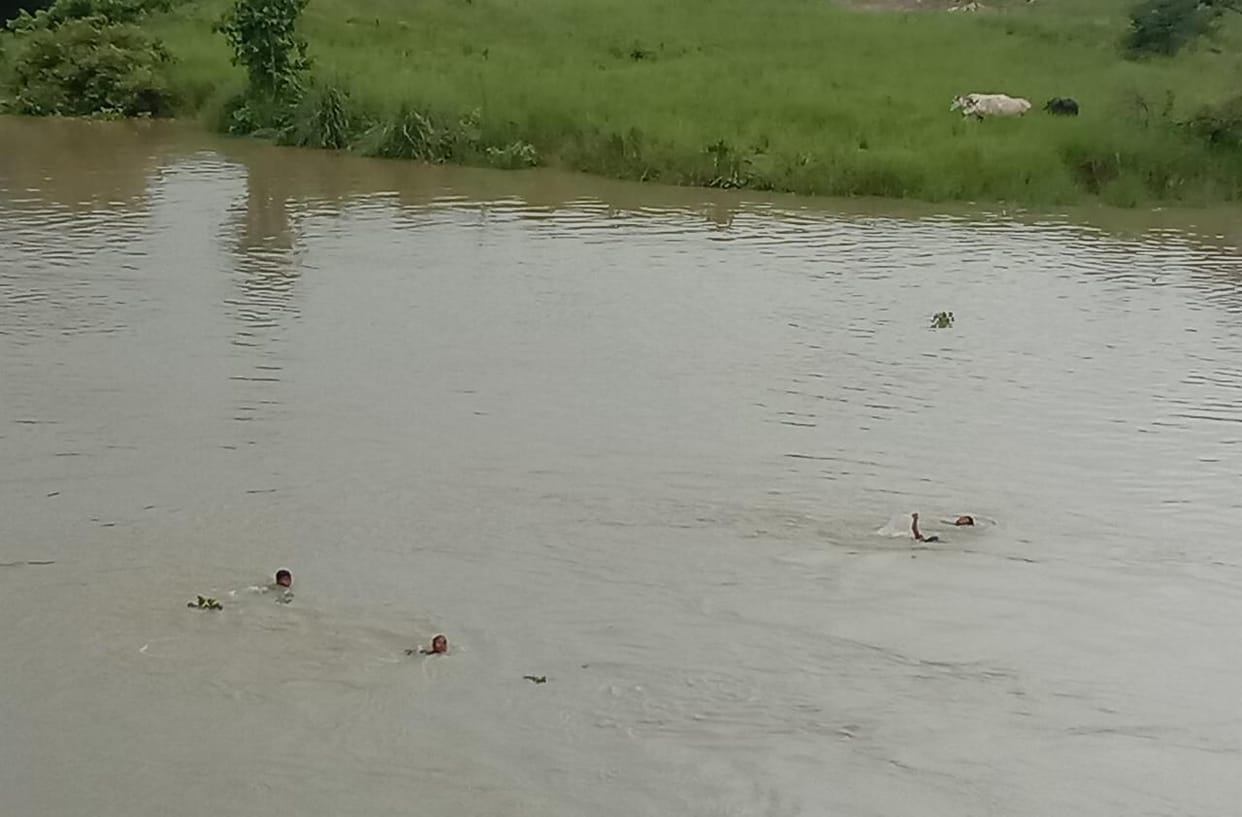 Children are still putting their lives in flood in Kuano