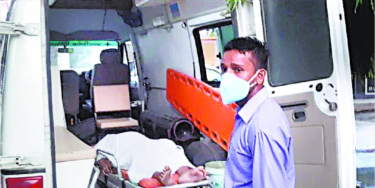 Bareilly: The corona infected body wrapped in a sheet, people angry on staff, commotion