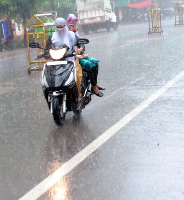 saavan ke pahale din chhah ghante jhamaajham baarish huee