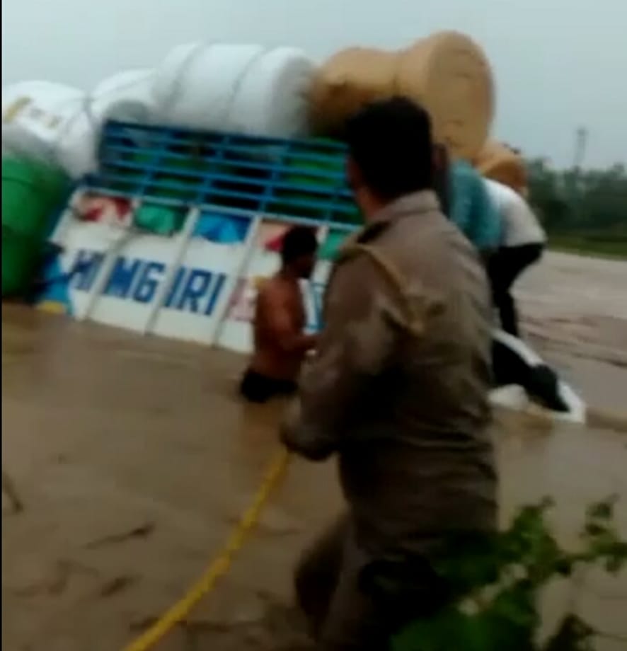The soldiers saved the couple from drowning
