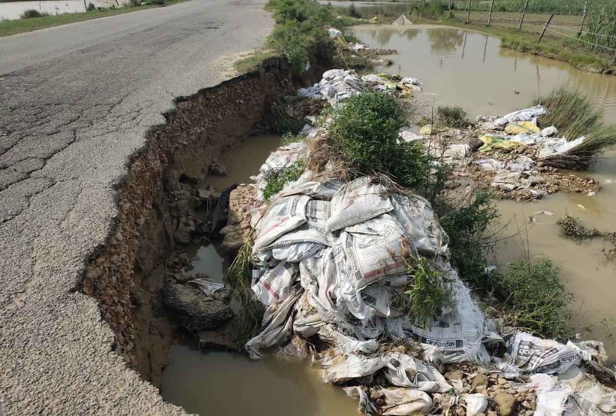 Road cut off in Kharjhar drain near Jayangra village