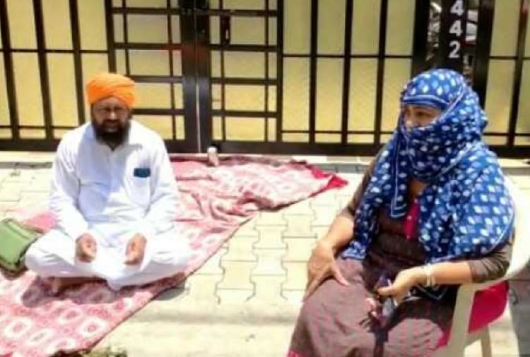 Son expels elderly parents, couple sitting outside home expecting justice
