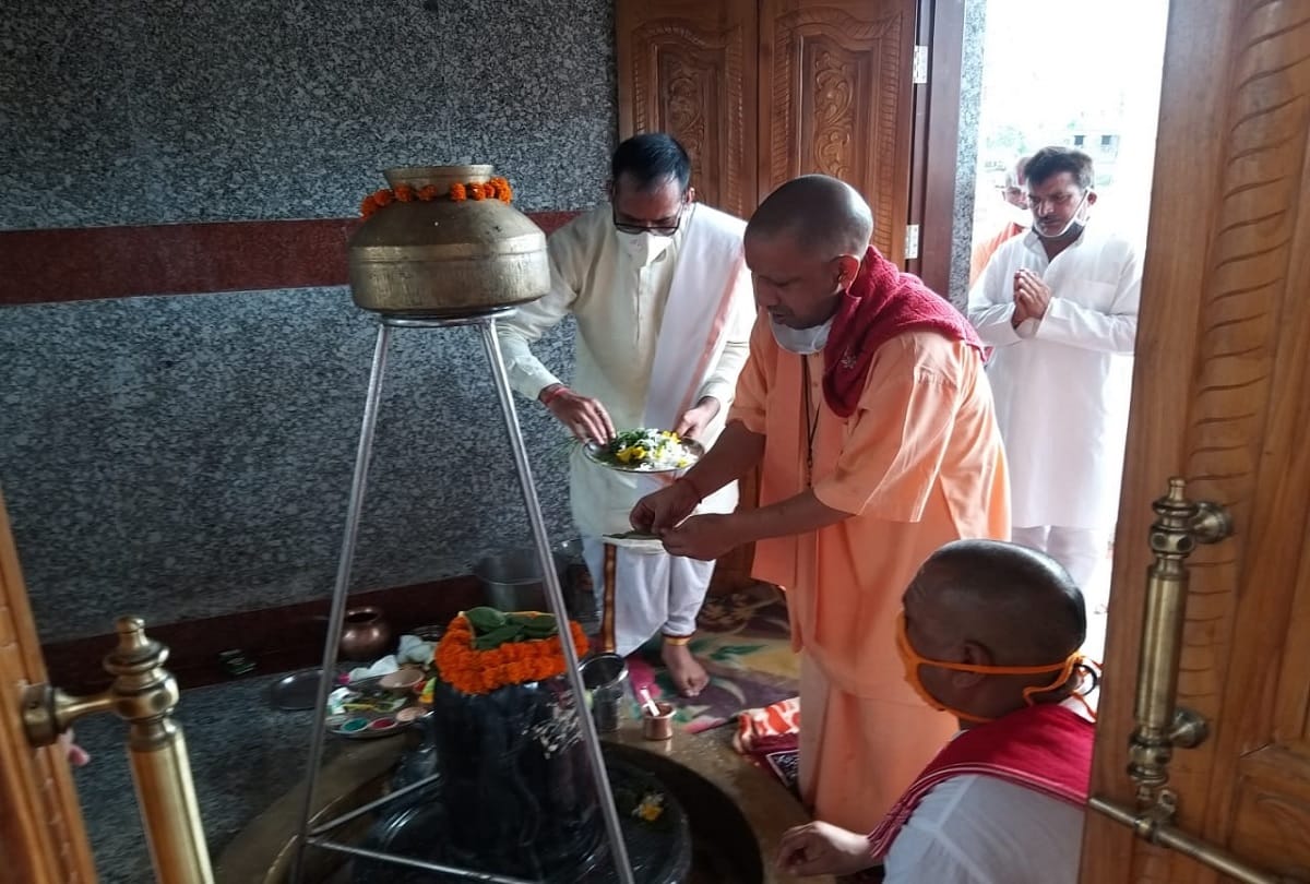 UP CM Yogi Adityanath reaches gorakhpur on first monday of sawan month