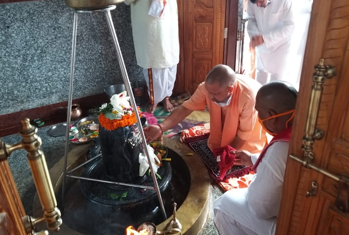 UP CM Yogi Adityanath reaches gorakhpur on first monday of sawan month