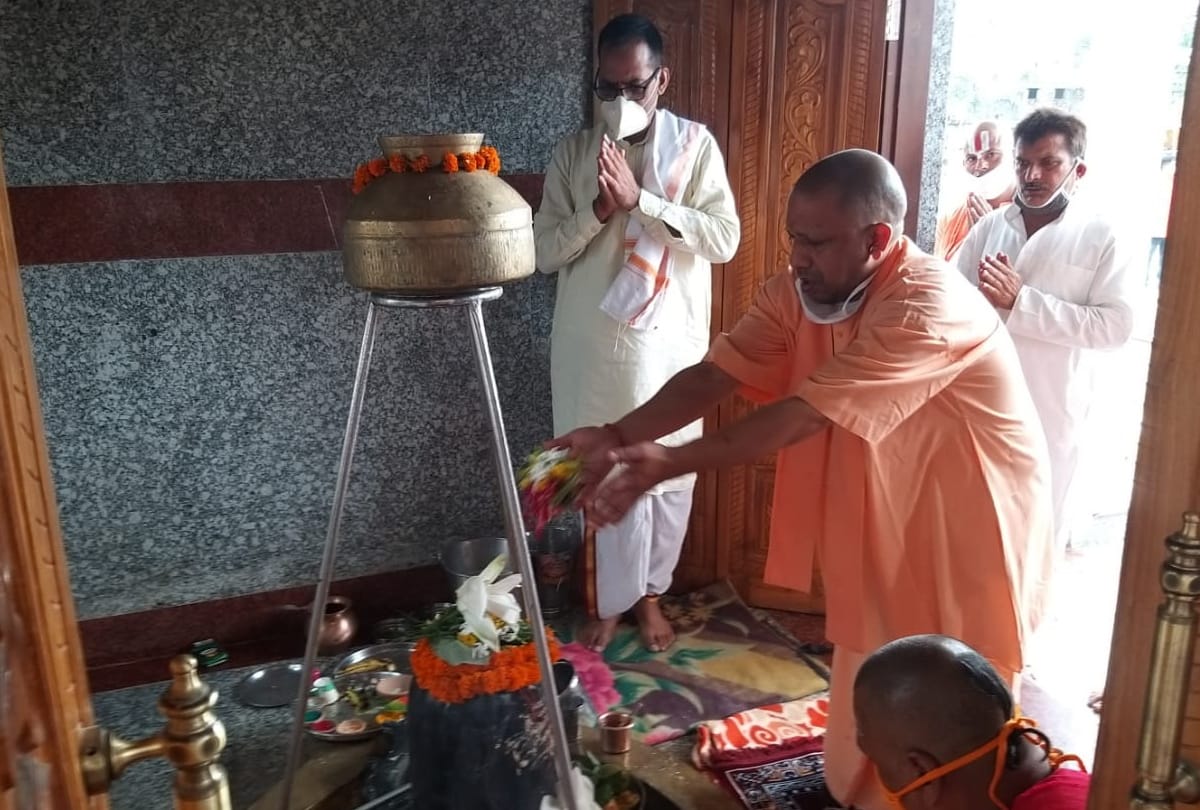UP CM Yogi Adityanath reaches gorakhpur on first monday of sawan month