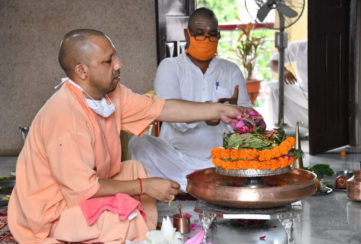 CM Yogi Adityanath did Rudrabhishek in Gorakhnath temple in Sawan 2020