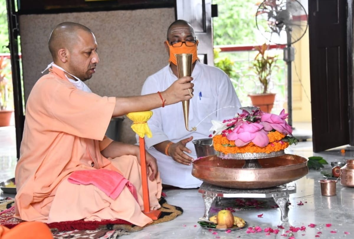 CM Yogi Adityanath did Rudrabhishek in Gorakhnath temple in Sawan 2020