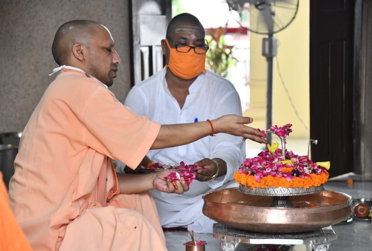 CM Yogi Adityanath did Rudrabhishek in Gorakhnath temple in Sawan 2020