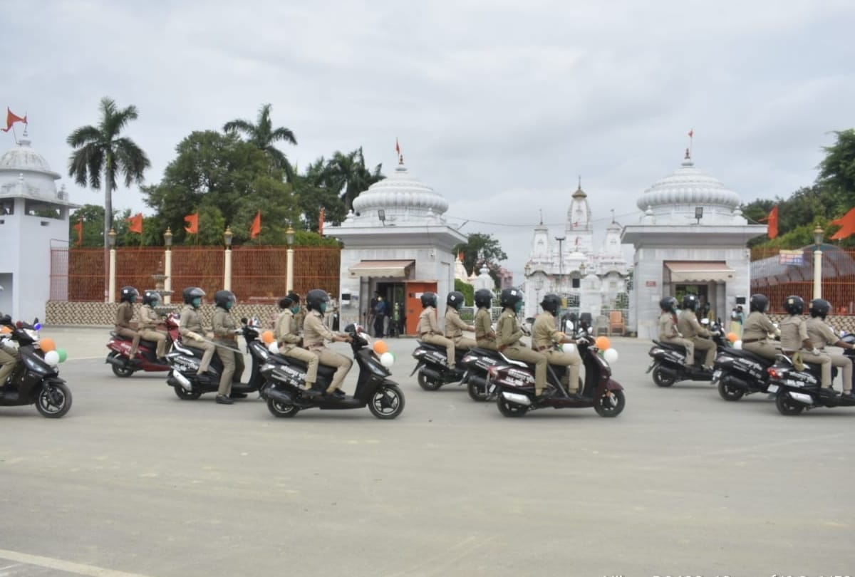 Women police get 100 scooters for patrolling in Gorakhpur