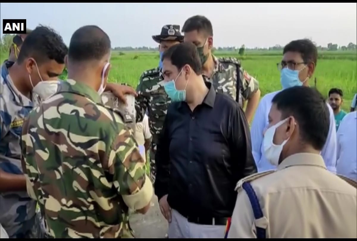 Pilibhit DM Visits no mans land after an input of Nepal doing some construction there