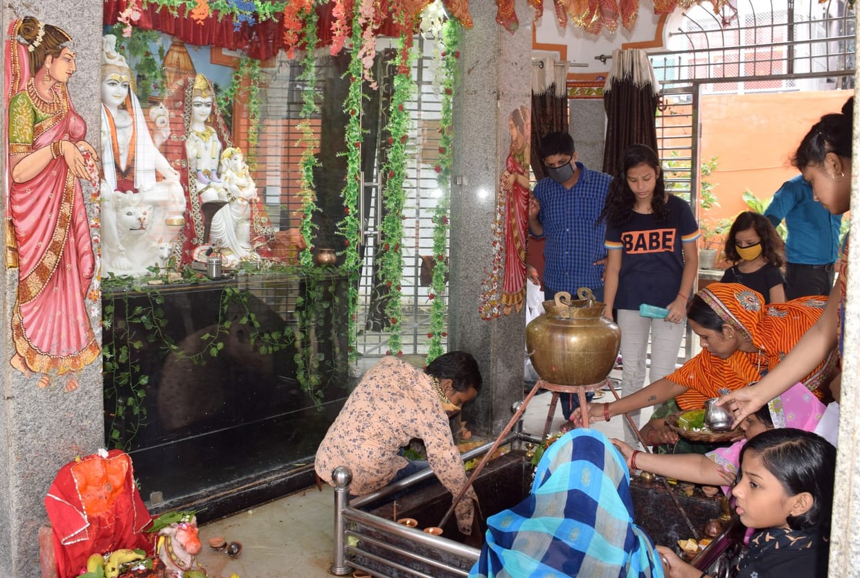Rules arose in Azamgarh in front of the faith ... queue for the consecration of Bholenath